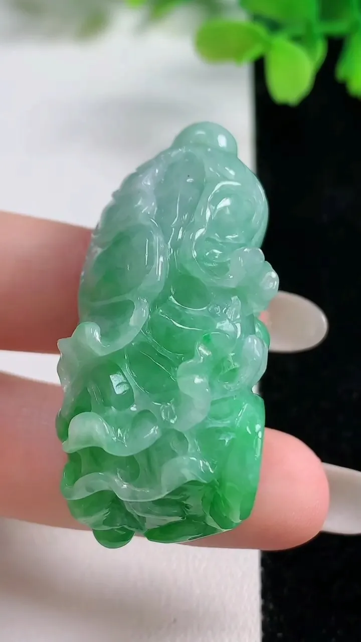 天然A货翡翠白菜吊坠，尺寸49.6-25.8-23.9，重量:30.49g
10月26日