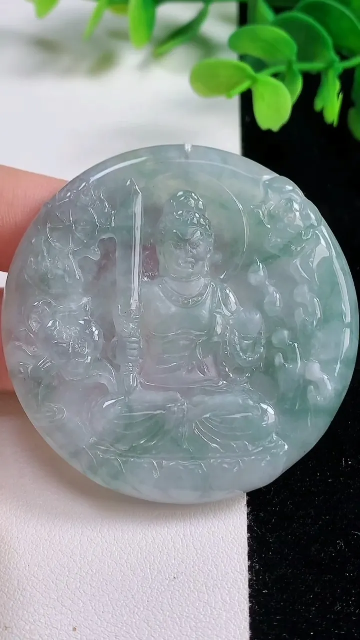 天然A货翡翠冰种飘花不动明王吊坠，尺寸55.2-4.9，重量:34.88g
10月26日