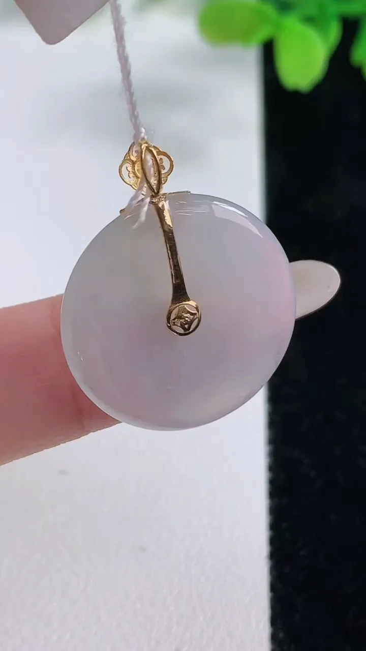 天然A货翡翠种飘花平安扣吊坠，尺寸26.3-8.5，重量:3.88g
10月26日