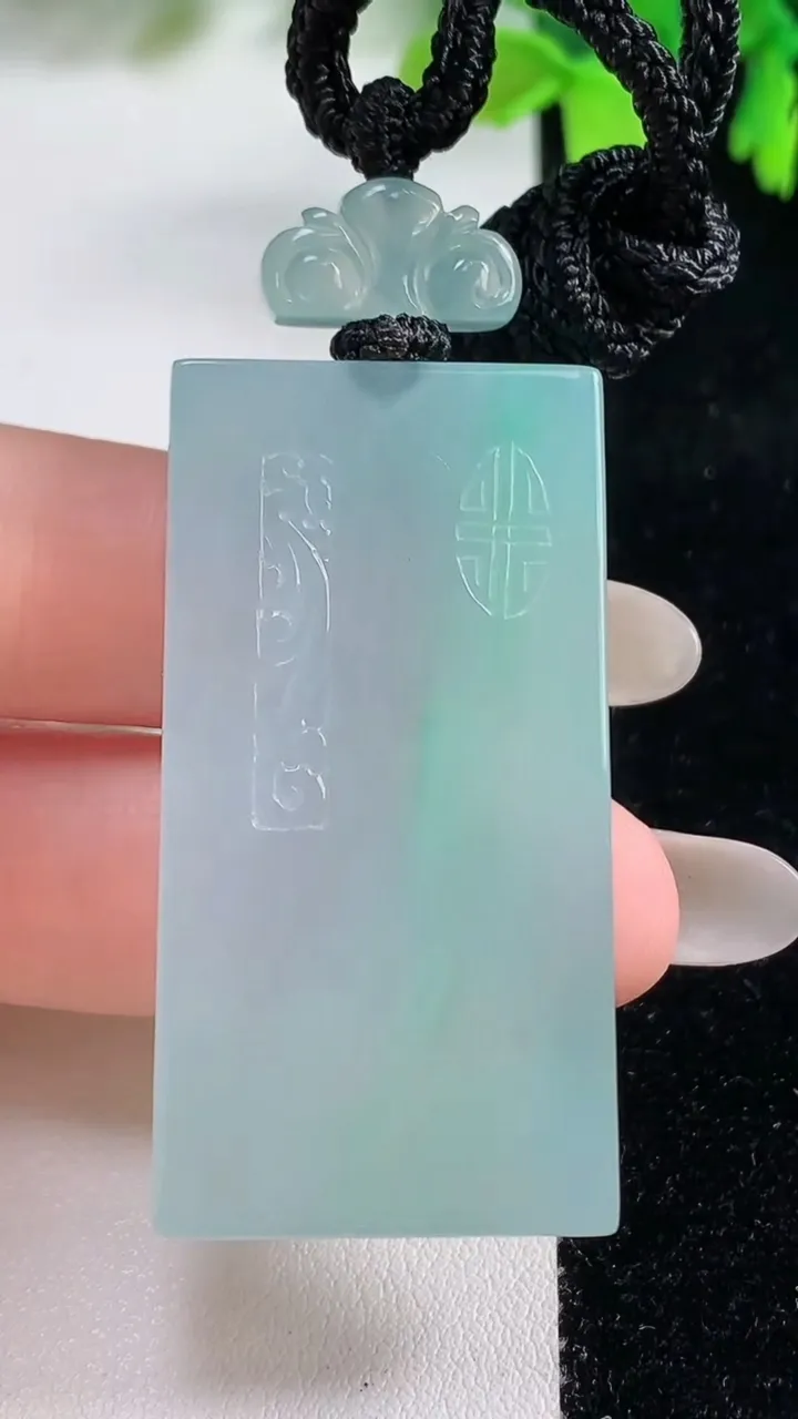 天然A货翡翠仿古无事牌吊坠，尺寸45.7-23.5-4.9，重量:23.08g
10月26日