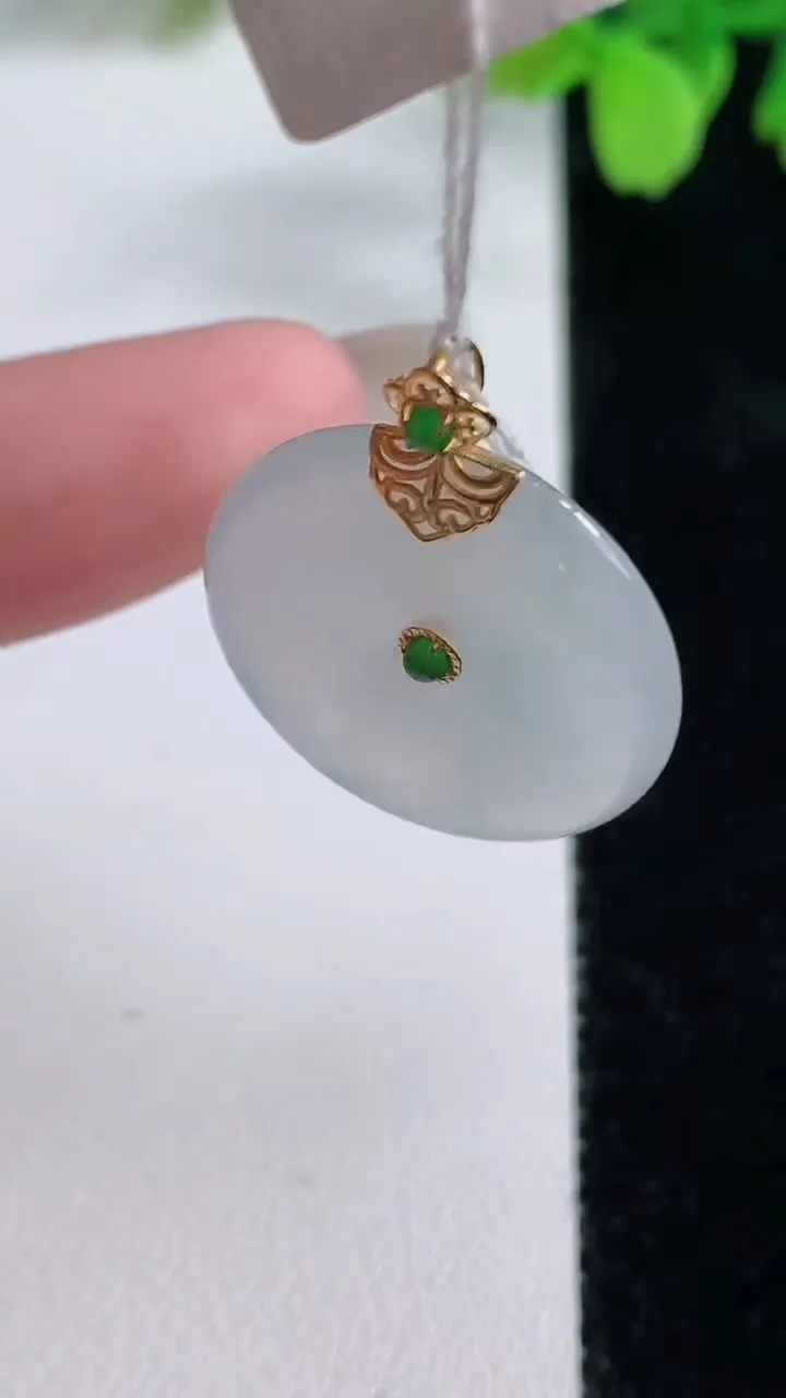 天然A货翡翠种飘花平安扣吊坠，尺寸26.3-8.5，重量:3.88g
10月26日