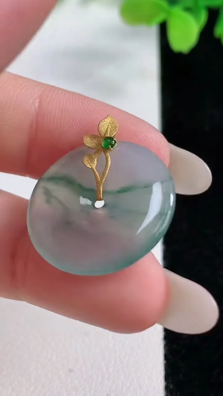 天然A货翡翠种飘花平安扣吊坠，尺寸27.5-8.5，重量:3.98g
10月26日