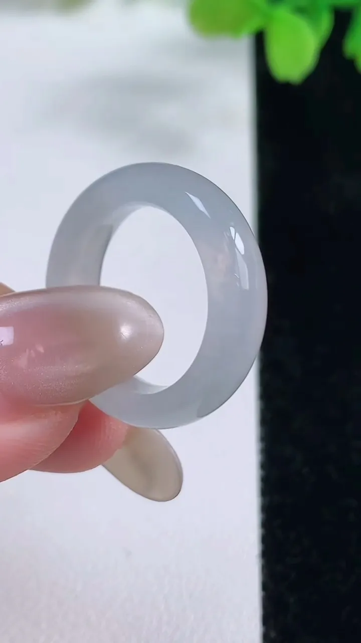 天然A货翡翠指环戒指，尺寸16.7-5.6-3.7，重量:4.05g2025年10月26日
工厂直销收藏佳品,种好水足，色泽均匀，有种有色，上手高大气！