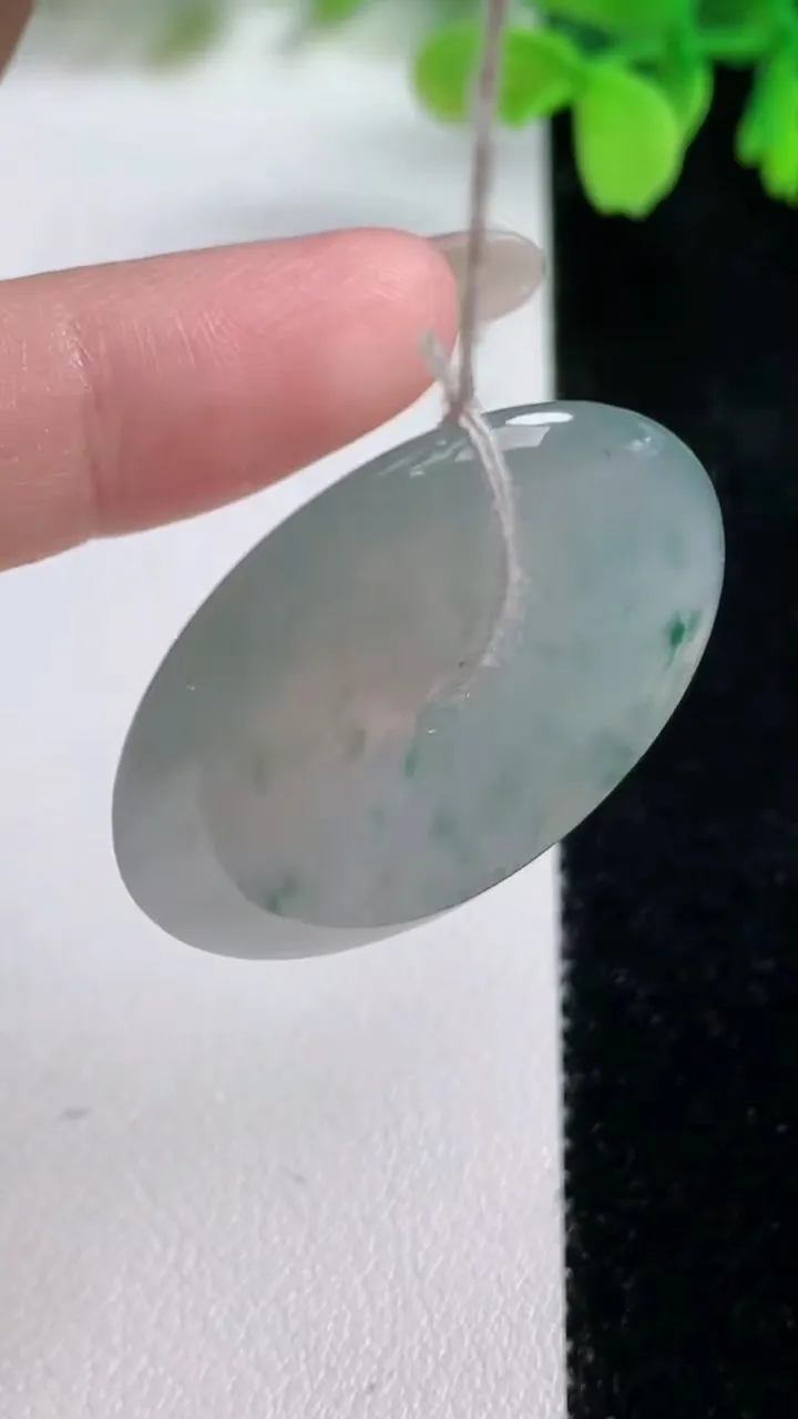 天然A货翡翠冰种飘花平安扣吊坠，尺寸21.6-5.2，重量:11.61g
10月26日