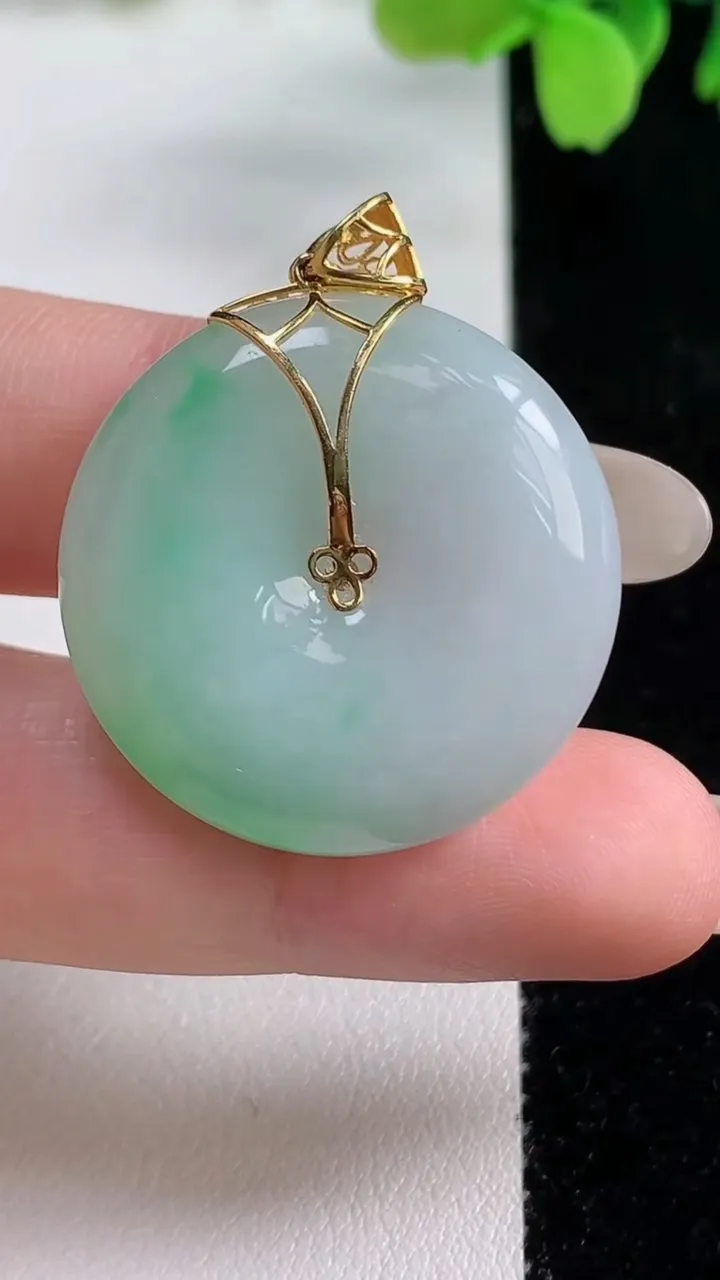 天然A货翡翠平安扣吊坠，尺寸27.6-6，重量:11.90g
10月26日