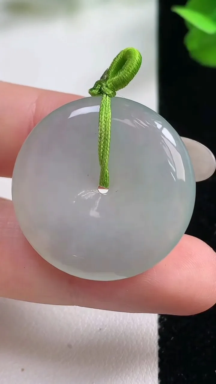 天然A货翡翠平安扣吊坠，尺寸22.6-5.2，重量:9.75g
10月26日