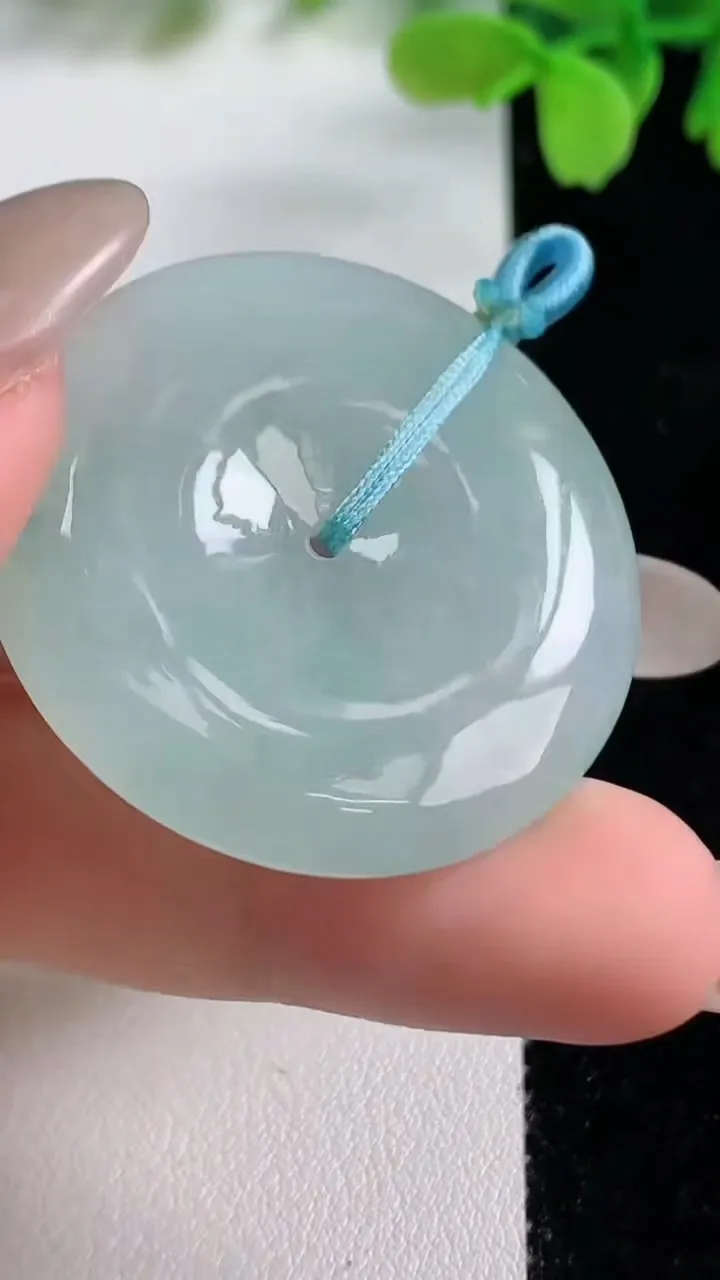 天然A货翡翠冰种飘花平安扣吊坠，尺寸35.4-5.8，重量:16.77g
10月26日
