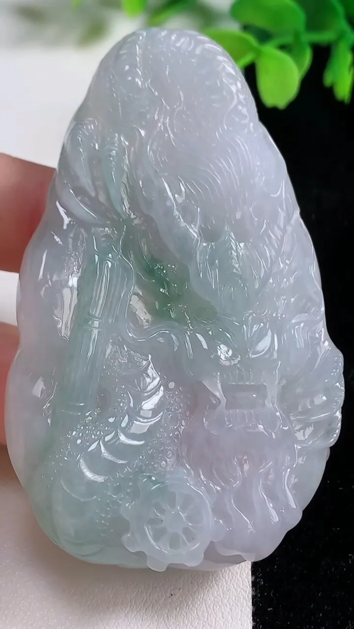 天然A货翡翠龙牌吊坠，尺寸73-44.5-9.5，重量:56.88g
10月26日