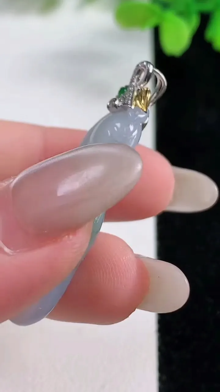 天然A货翡翠种紫罗兰飘花金蟾吊坠，尺寸38-16.5-9.6，重量:10.25g
10月26日