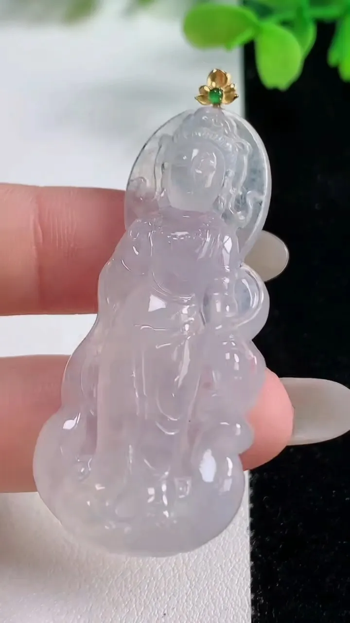 天然A货翡翠种白冰观音菩萨吊坠，尺寸50.8-23.4-5.6，重量:12.45g
10月26日