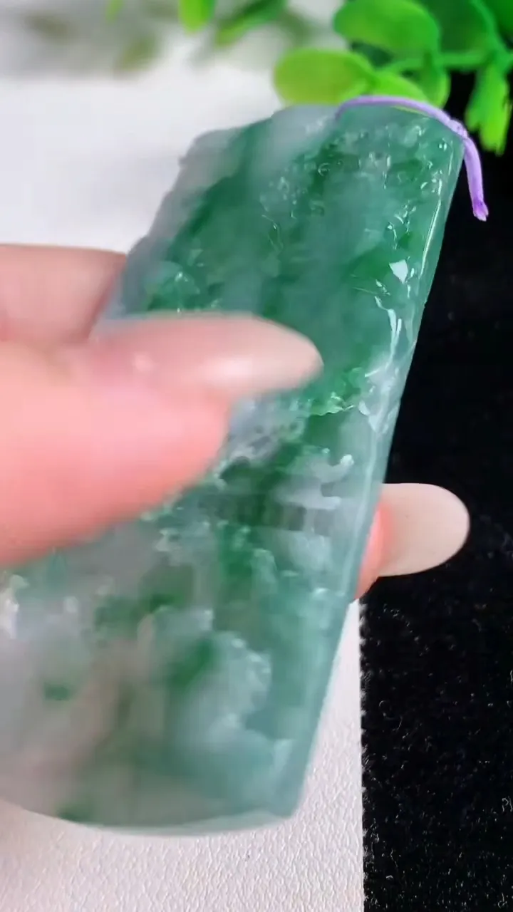 天然A货翡翠山水牌吊坠，尺寸70.2-41.3-5.6，重量:33.75g
10月26日