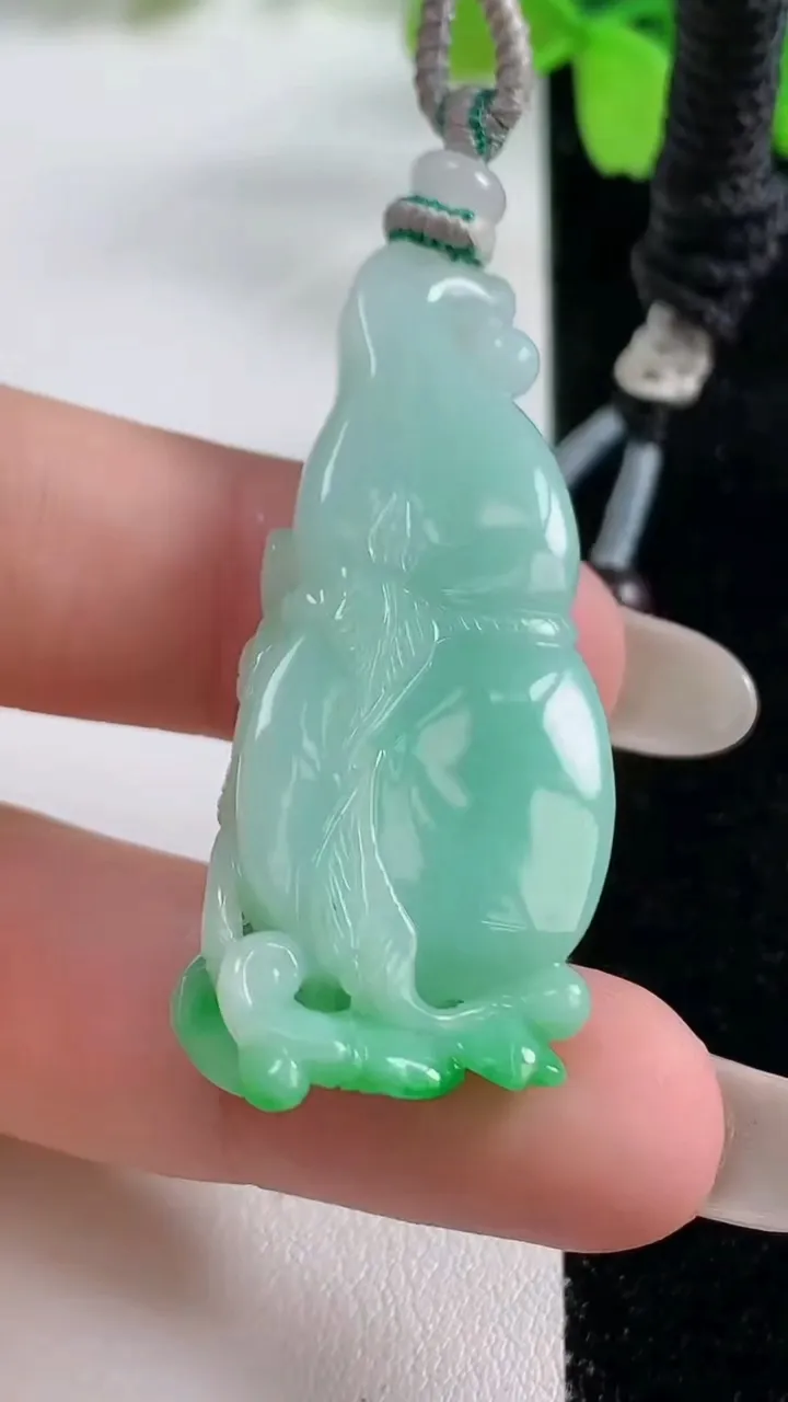 天然A货翡翠葫芦吊坠，尺寸43.7-19.4-9.5，重量:15.75g
10月26日