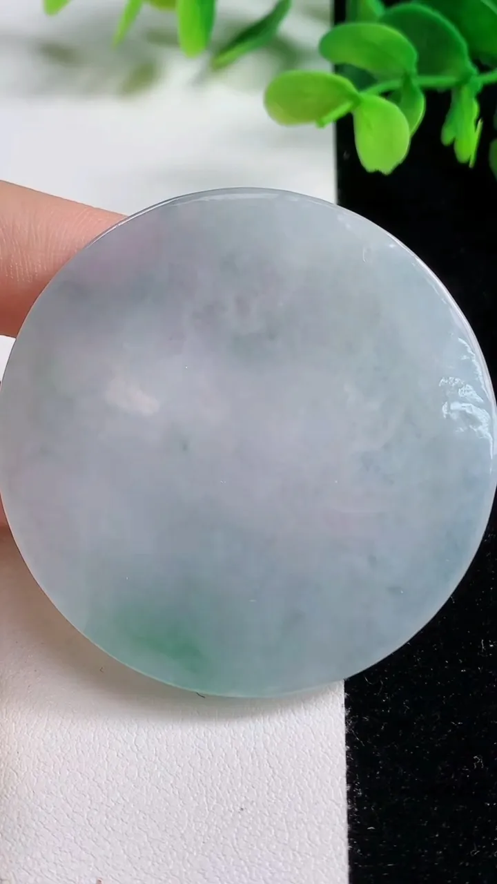 天然A货翡翠千手观音吊坠，尺寸59.6-10.7，重量:35.42g
10月26日