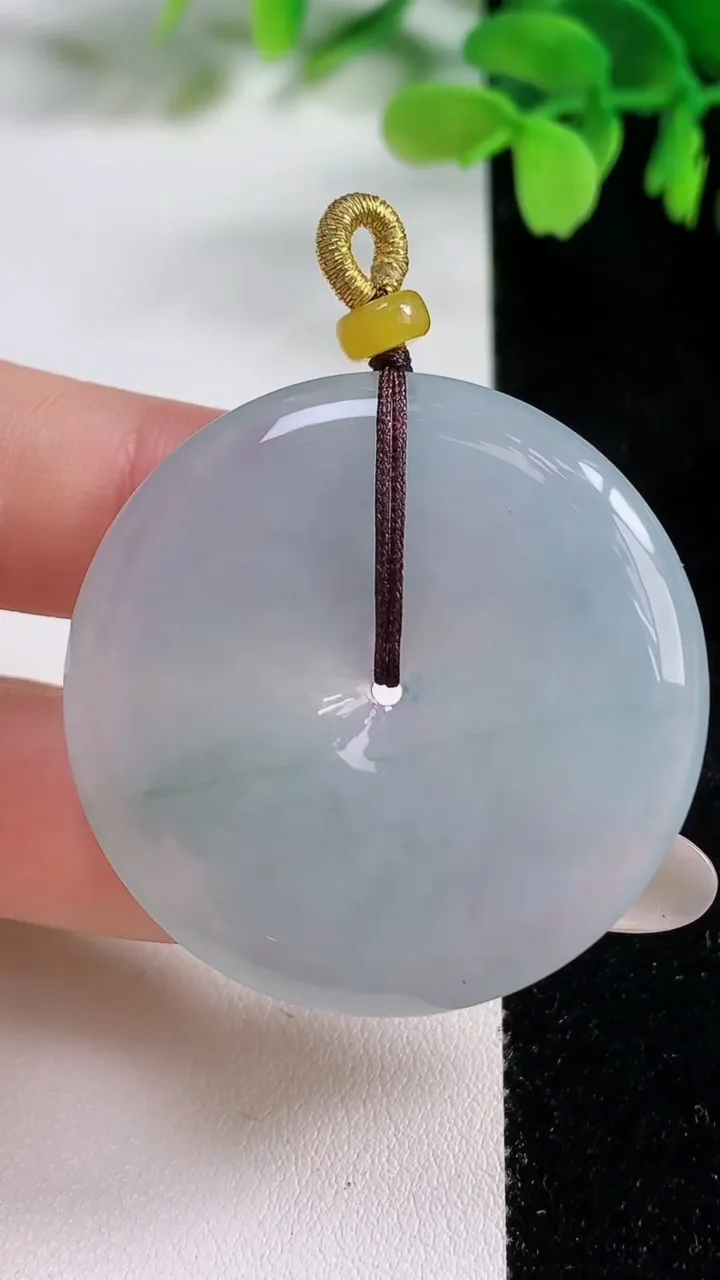 天然A货翡翠冰种飘花平安扣吊坠，尺寸40.8-5.4，重量:20.05g
10月26日