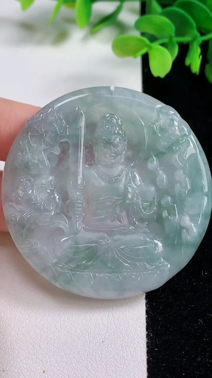 天然A货翡翠冰种飘花不动明王吊坠，尺寸55.2-4.9，重量:34.88g
10月26日