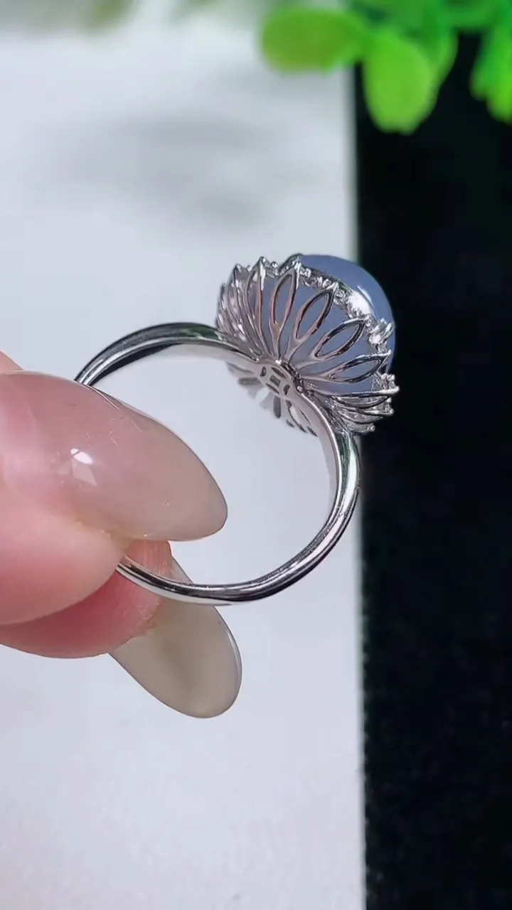 天然A货翡翠18K金紫罗兰蛋面戒指，尺寸17.6-11-10.2-9.8，重量:3.07g2025年10月26日
工厂直销收藏佳品,种好水足，色泽均匀，有种有色，上手高大气！