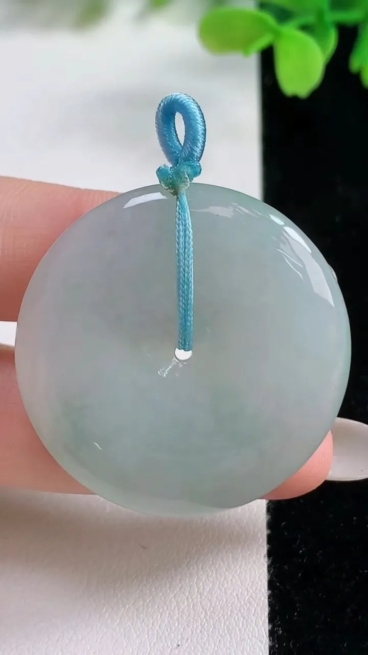 天然A货翡翠冰种飘花平安扣吊坠，尺寸35.4-5.8，重量:16.77g
10月26日