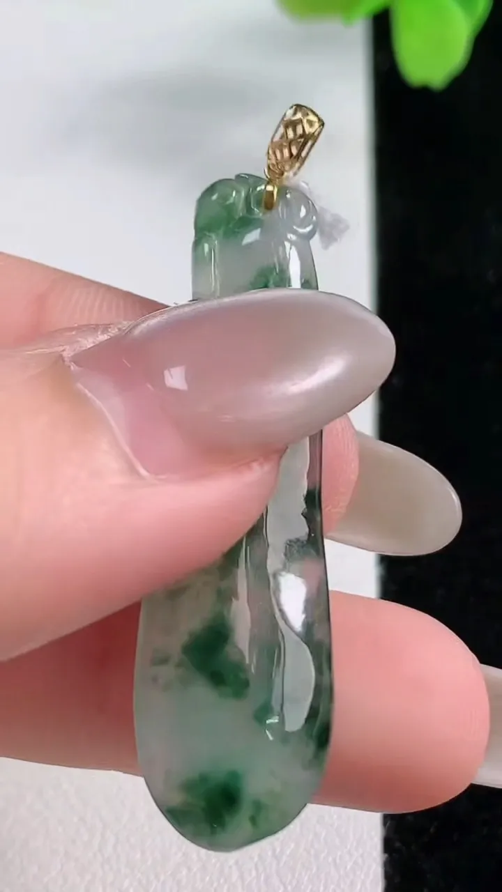 天然A货翡翠种飘花福瓜吊坠，尺寸42-13-3.2，重量:3.72g
10月26日