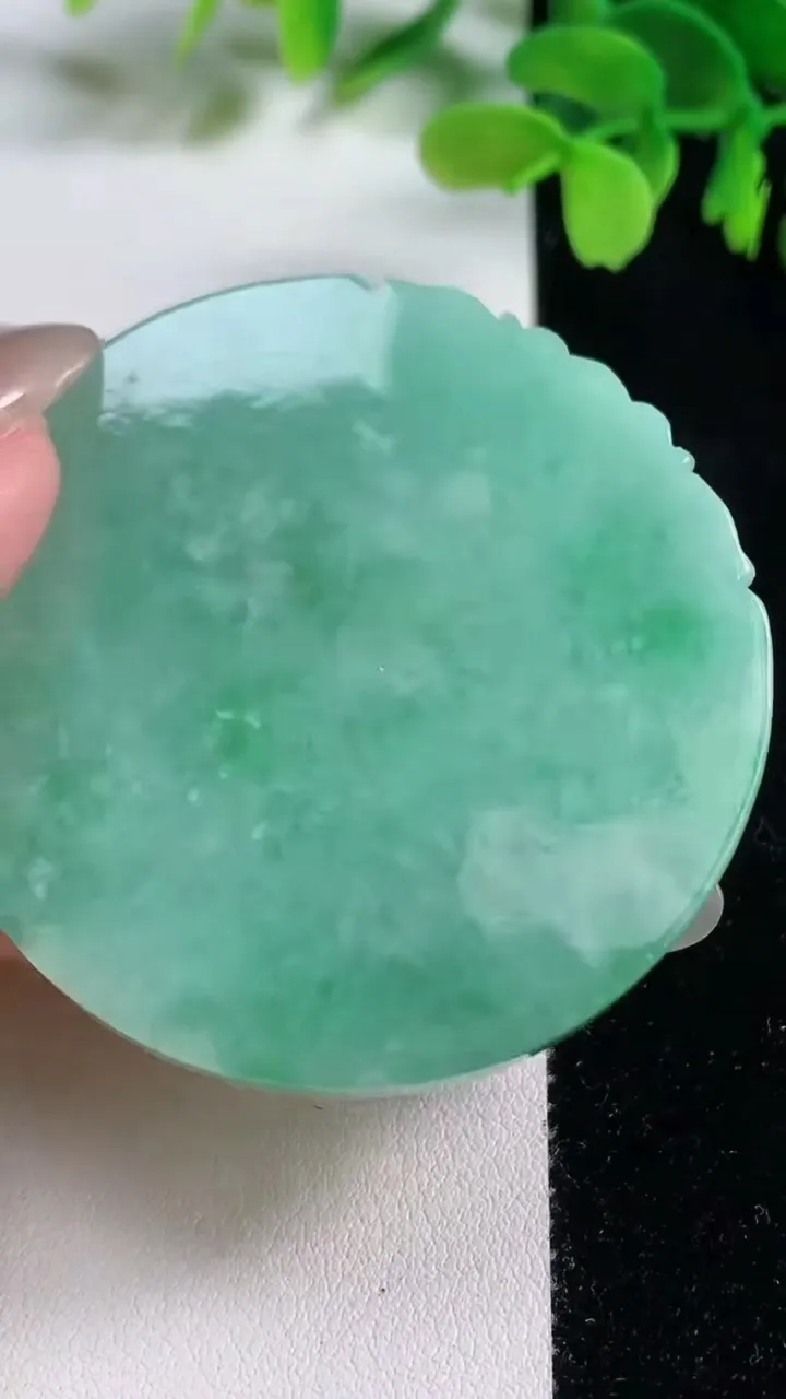 天然A货翡翠龙牌吊坠，尺寸57.5-10.5，重量:36.30g
10月26日
