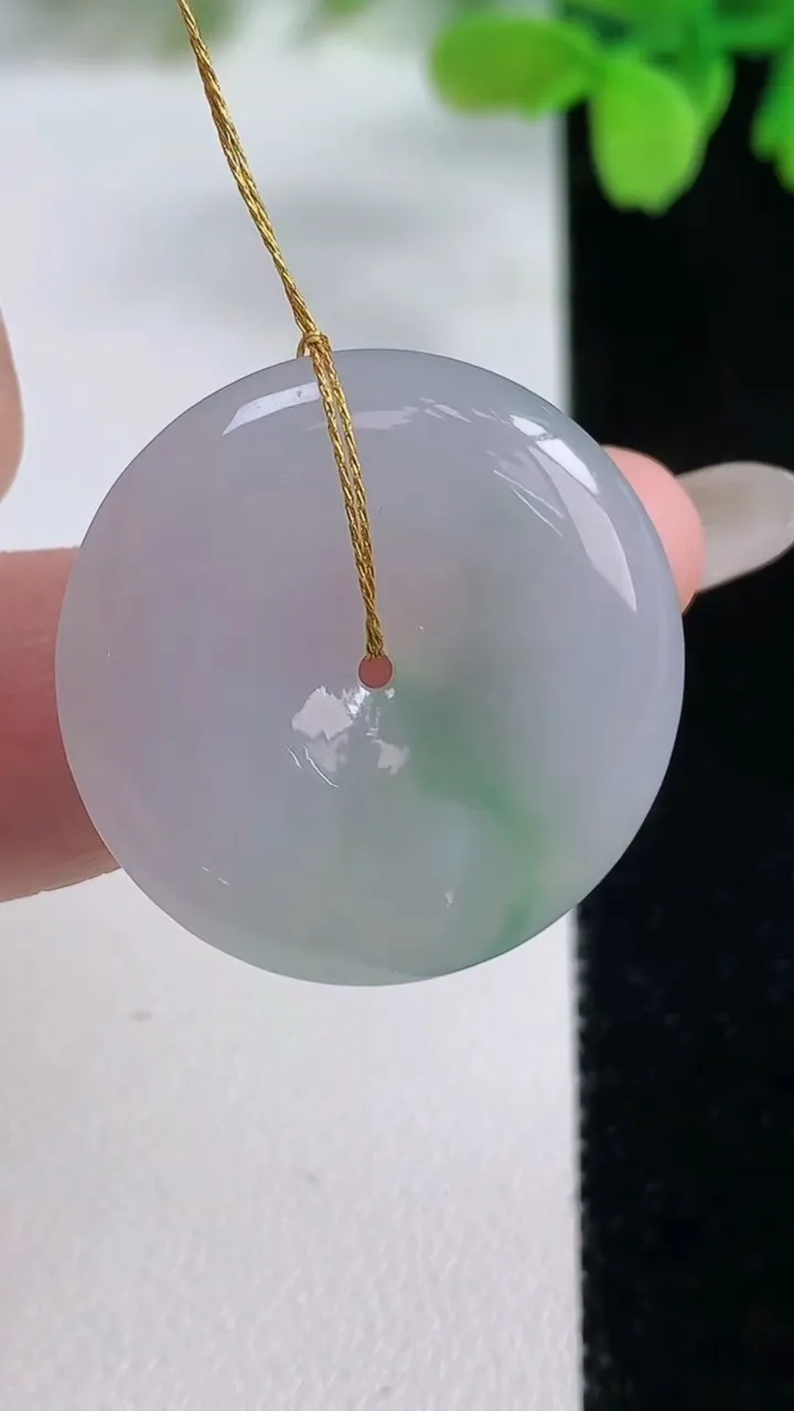 天然A货翡翠平安扣吊坠，尺寸26.7-5.6，重量:8.75g
10月26日