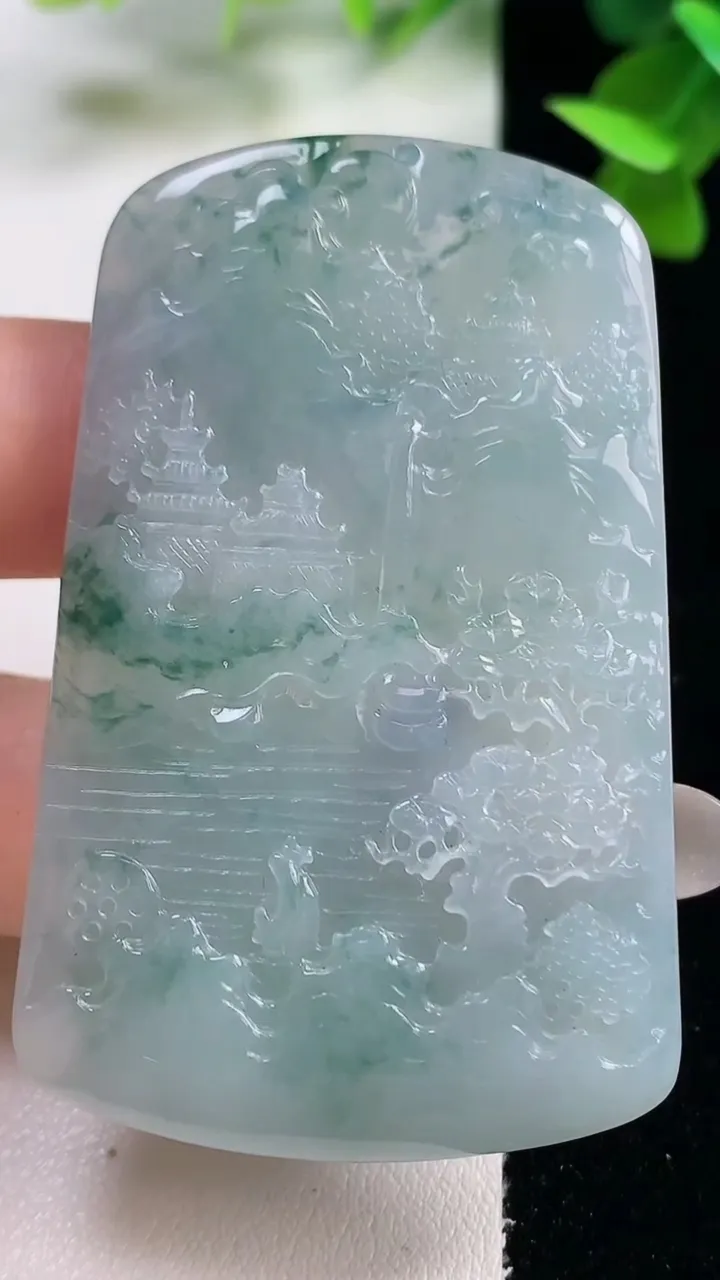 天然A货翡翠牌吊坠，尺寸57.5-36.5-5.4，重量:29.31g
10月27日