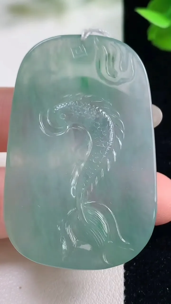 天然A货翡翠龙牌吊坠，尺寸52.3-33-5.8，重量:23.05g
10月27日