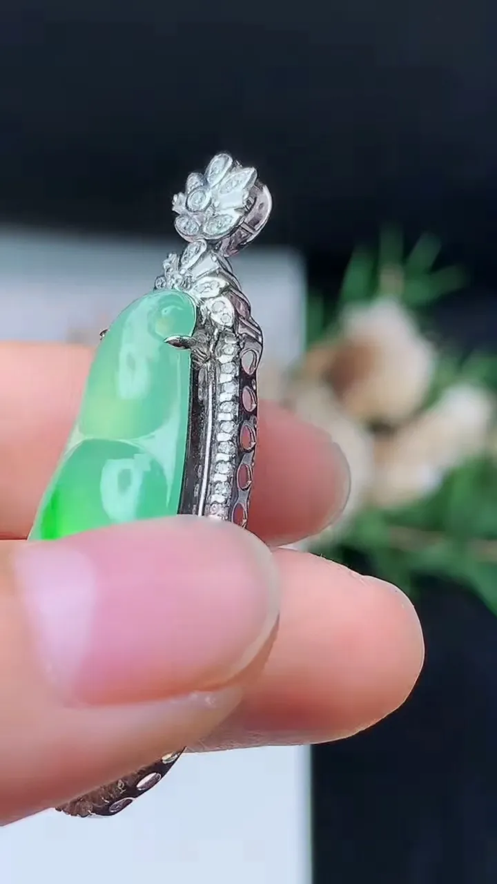 天然A货翡翠福豆吊坠，尺寸42.6-14.9-9，裸石31-12.4，重量:6.02g
10月27日