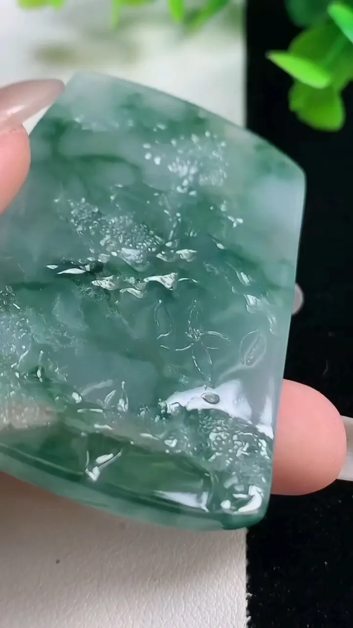 天然A货翡翠牌吊坠，尺寸62-41.7-6.3，重量:41.81g
10月27日