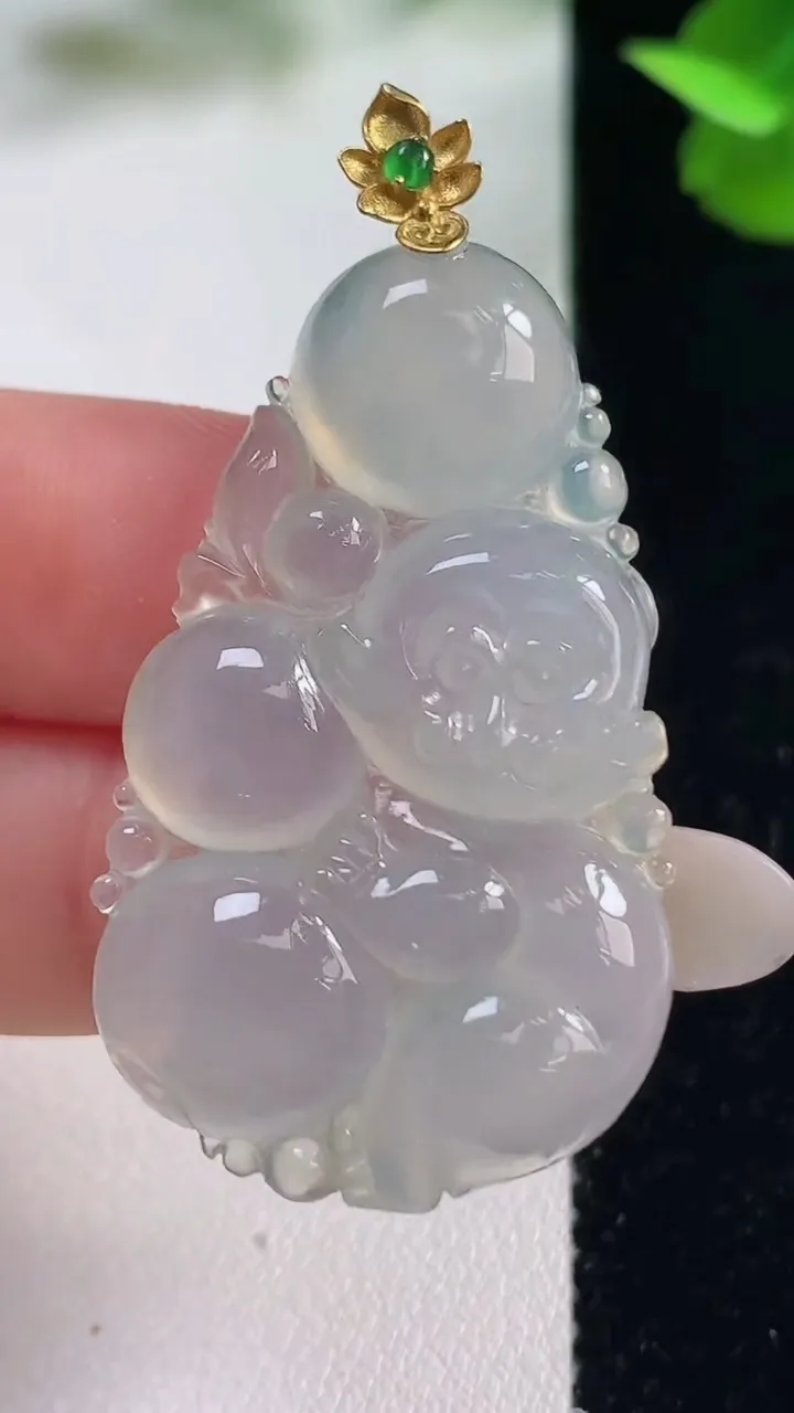 天然A货翡翠种白冰生肖猴吊坠，尺寸40.7-22.6-5.5，重量:9.84g
10月27日