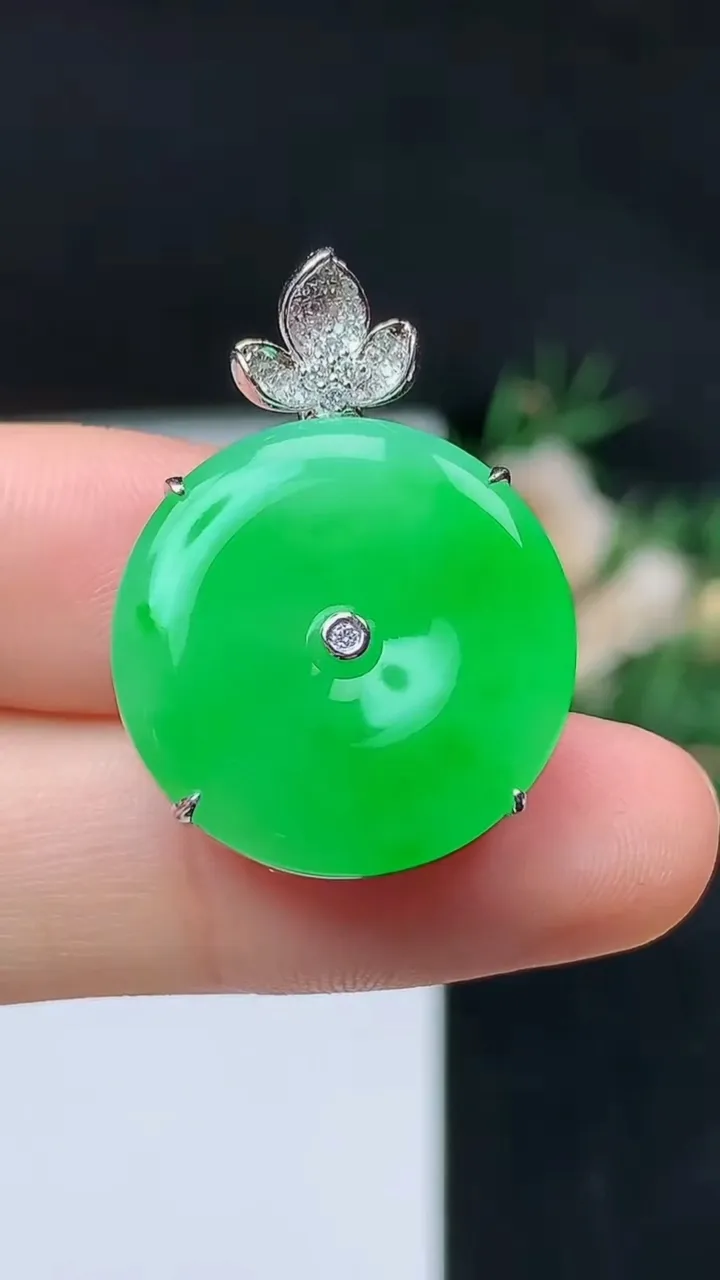 天然A货翡翠平安扣吊坠，尺寸20.7-7.7，重量:5.76g
10月27日