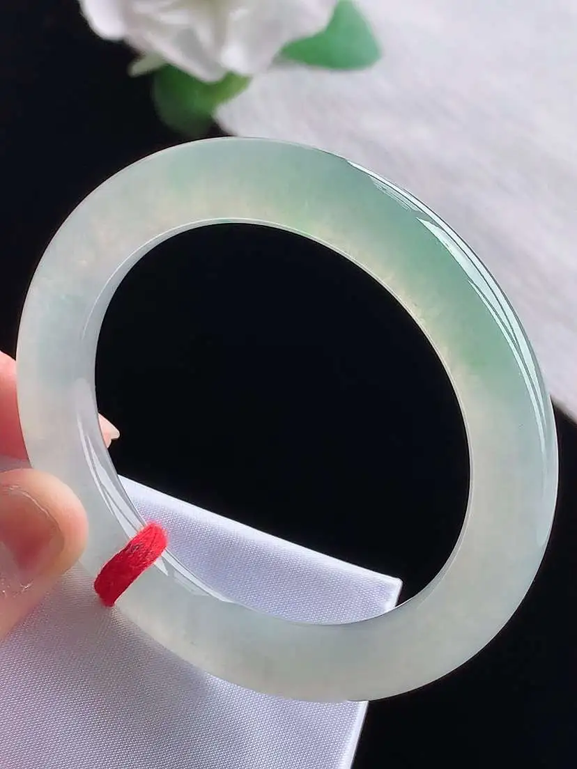 a货翡翠老坑冰种飘绿圆条手镯52-53小圈口  尺寸52.8×9.8mm  1025
