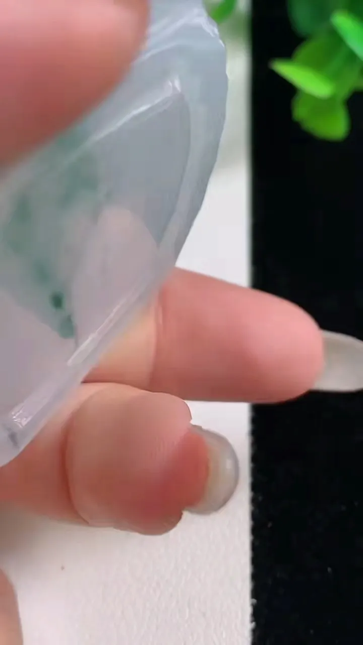 天然A货翡翠冰种飘花生肖狗吊坠，尺寸48.6-42.4-5.5，重量:24.82g
10月27日