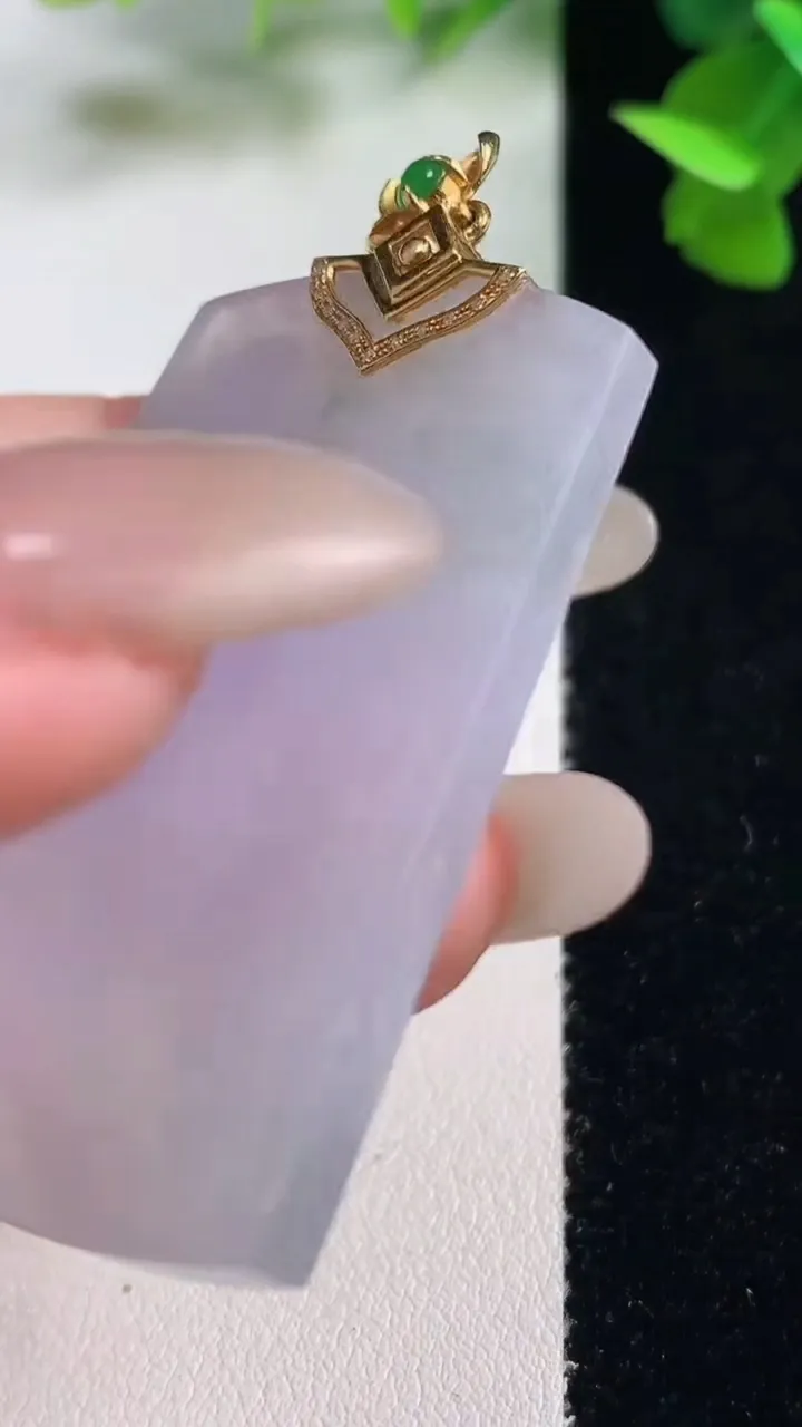 天然A货翡翠种紫罗兰无事牌吊坠，尺寸49.3-32.7-4.2，重量:20.35g
10月27日