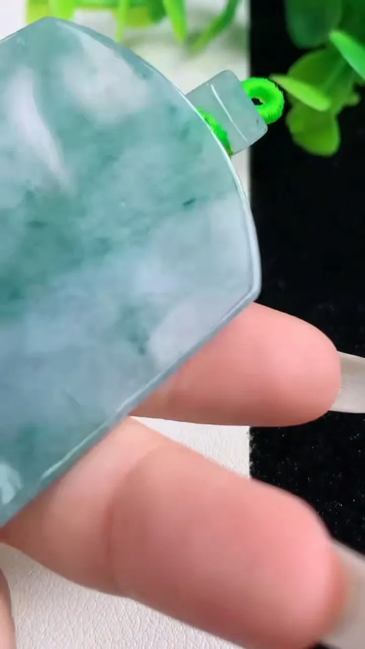 天然A货翡翠飘花无事牌吊坠，尺寸56-40.8-5.4，重量:39.36g
10月27日