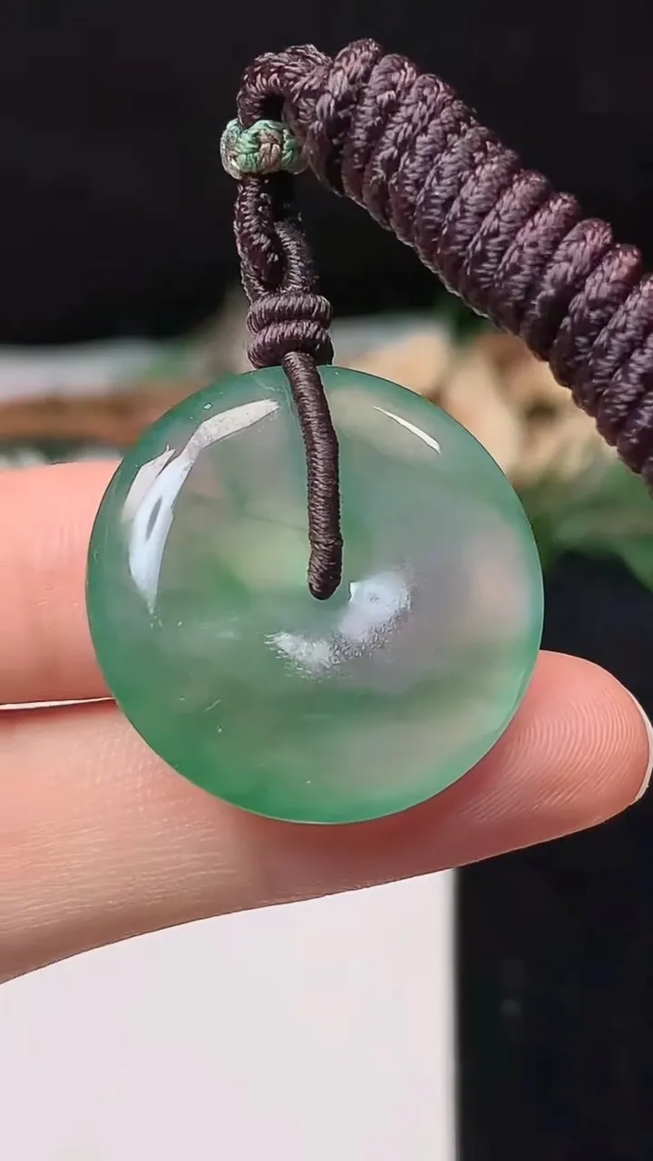 天然A货翡翠平安扣吊坠，尺寸26-5.9，重量:9.79g
10月27日