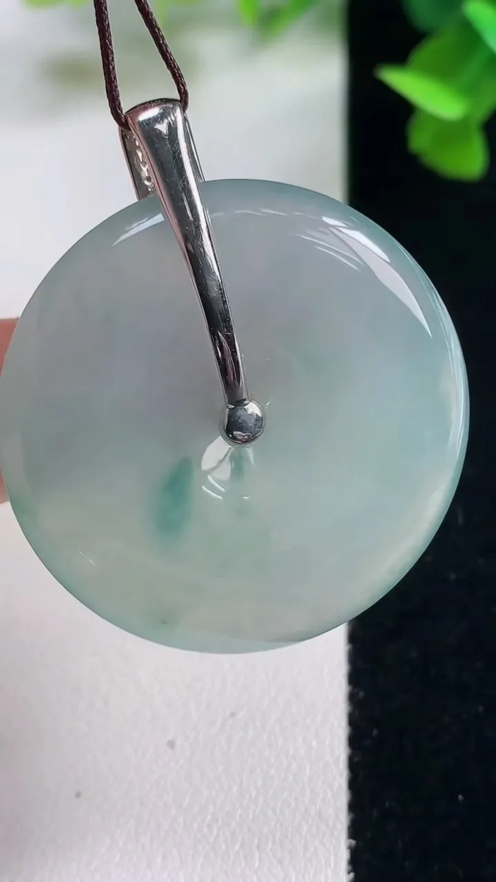 天然A货翡翠种飘花平安扣吊坠，尺寸35.4-5.8，重量:17.10g
10月27日