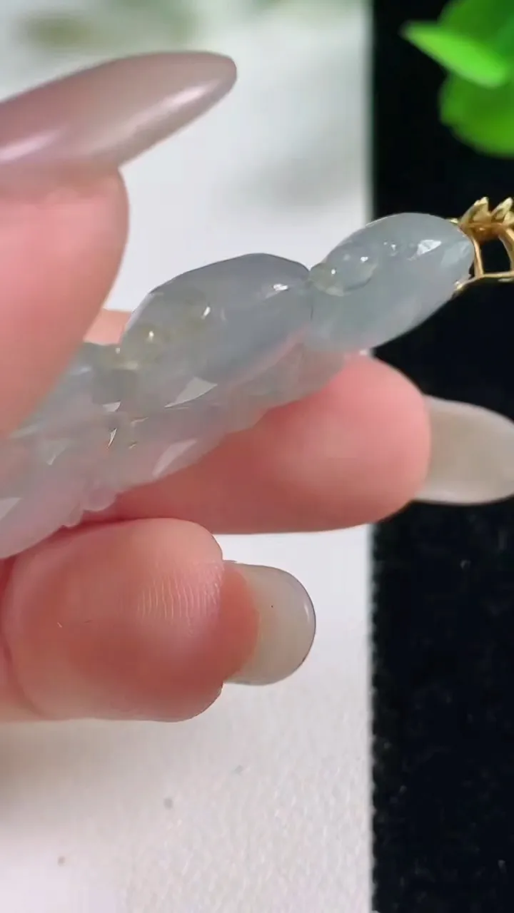 天然A货翡翠种白冰生肖猴吊坠，尺寸40.7-22.6-5.5，重量:9.84g
10月27日