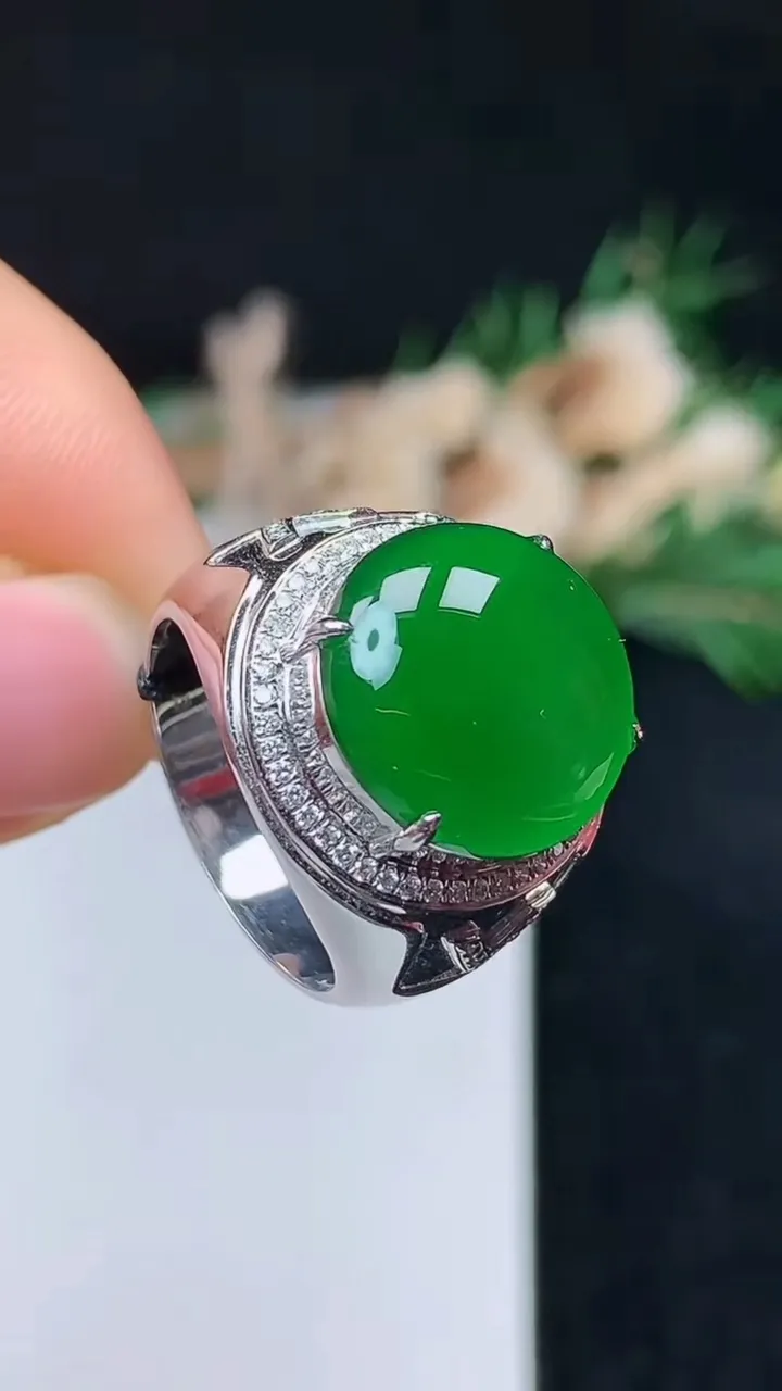 天然A货翡翠蛋面戒指，尺寸18.4-14.7，重量:9.21g2025年10月27日
工厂直销收藏佳品,种好水足，色泽均匀，有种有色，上手高大气！
