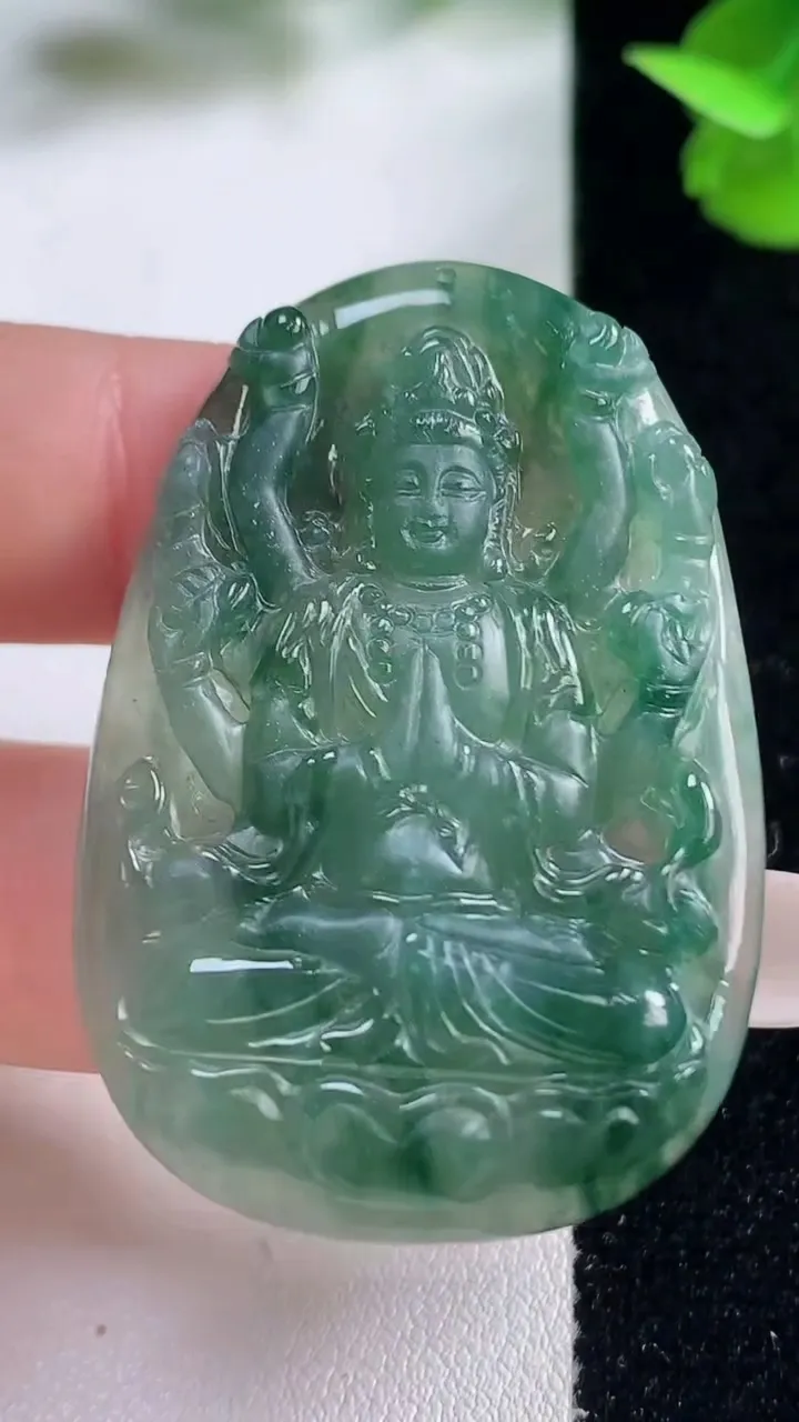 天然A货翡翠千手观音吊坠，尺寸46.4-31.2-5.5，重量:14.86g
10月27日