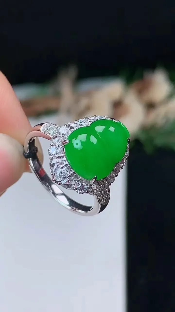 天然A货翡翠葫芦戒指，尺寸17.3-12-9.6，重量:5.74g2025年10月27日
工厂直销收