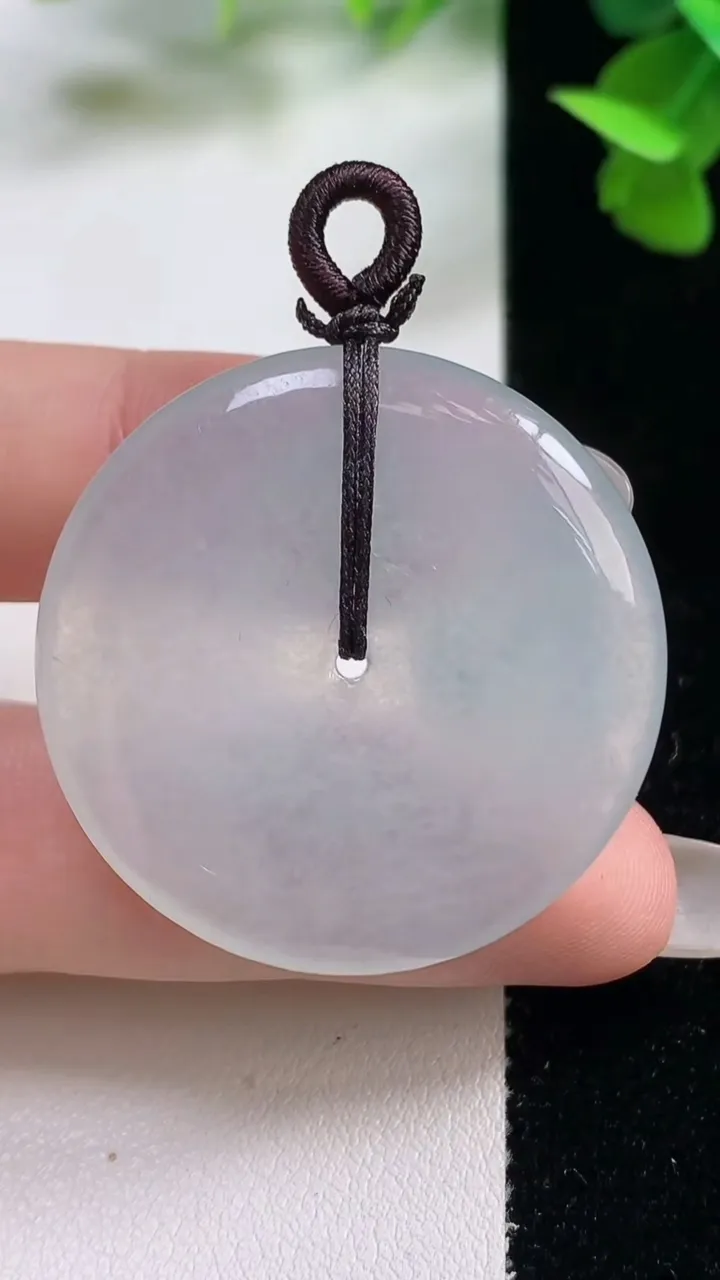 天然A货翡翠平安扣吊坠，尺寸35.8-4.8，重量:14.79g
10月27日