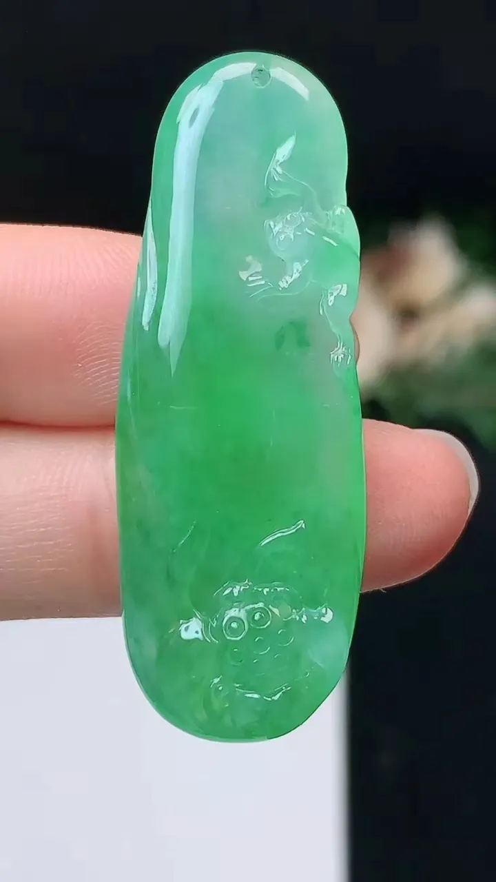 天然A货翡翠瓜瓜来财 和和美美吊坠，尺寸44.4-16-5.2，重量:8.00g
10月27日