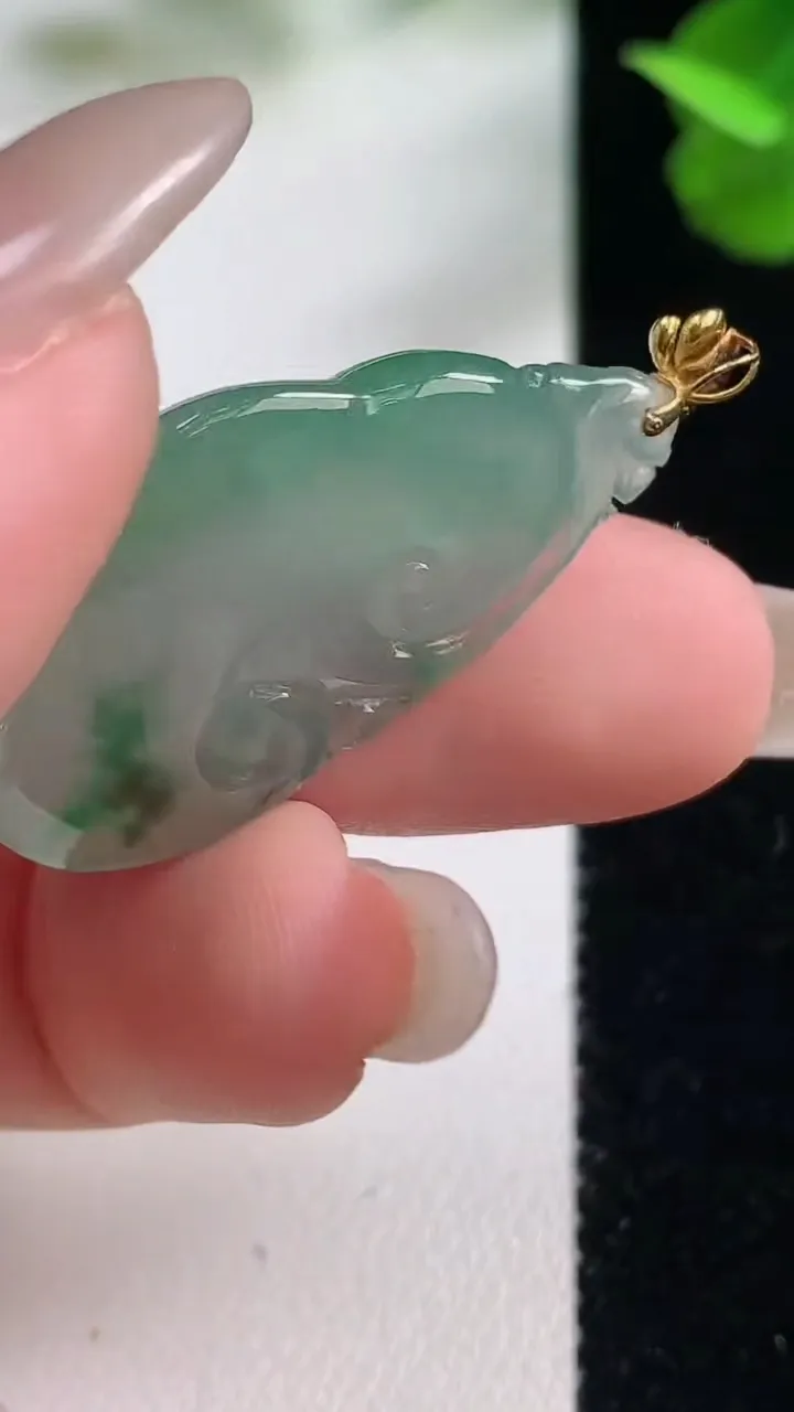 天然A货翡翠如意吊坠，尺寸30.5-19.3-5.6，重量:5.40g
10月27日