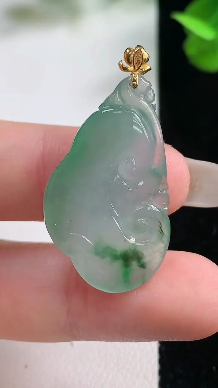 天然A货翡翠如意吊坠，尺寸30.5-19.3-5.6，重量:5.40g
10月27日