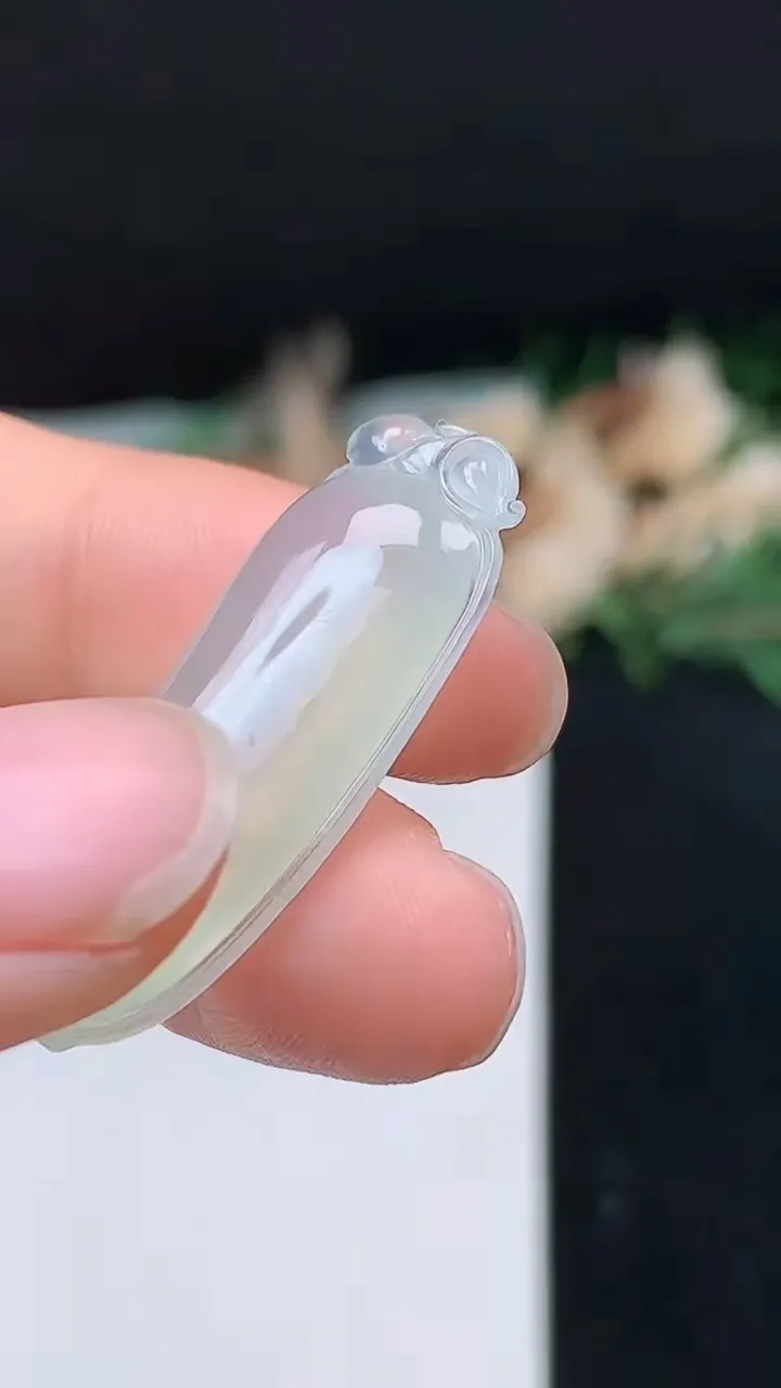 天然A货翡翠白冰福瓜吊坠，尺寸32.8-13.6-7.5，重量:5.55g
10月27日