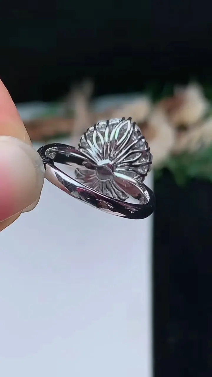 天然A货翡翠葫芦戒指，尺寸17.3-12-9.6，重量:5.74g2025年10月27日
工厂直销收藏佳品,种好水足，色泽均匀，有种有色，上手高大气！