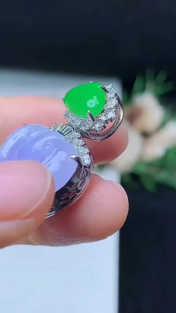天然A货翡翠紫罗兰如意头吊坠，尺寸16.4-20.6-9.6，重量:8.57g
10月27日