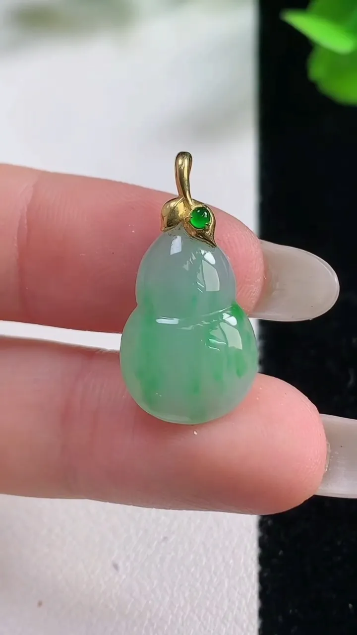 天然A货翡翠葫芦吊坠，尺寸19.6-12-3.2，重量:1.61g
10月27日