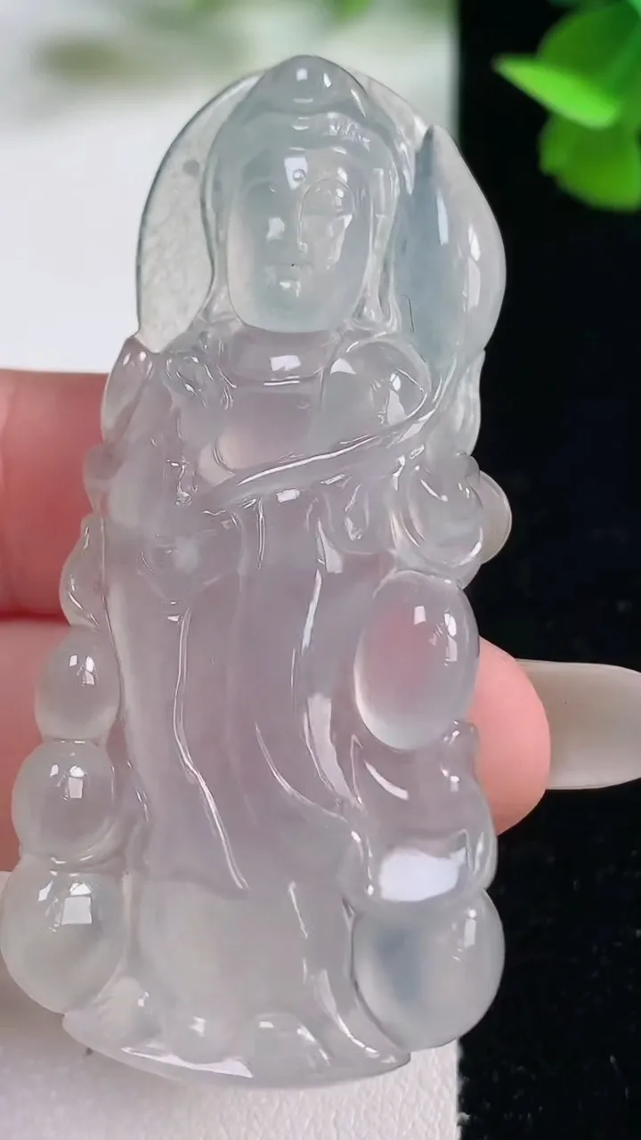 天然A货翡翠种白冰观音菩萨吊坠，尺寸57.9-56.2-6.2，重量:18.65g
10月27日