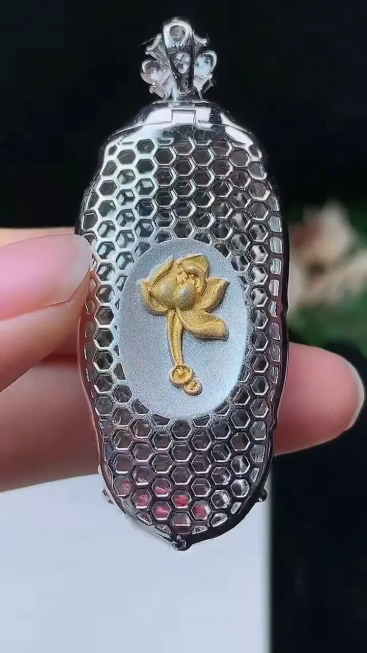 天然A货翡翠金枝玉叶 叶子吊坠，尺寸41.9-22.3-11.3，重量:19.00g
10月27日